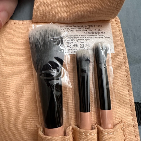 🎉 host pick 🎉New Gucci mini travel brush set - Picture 4 of 4